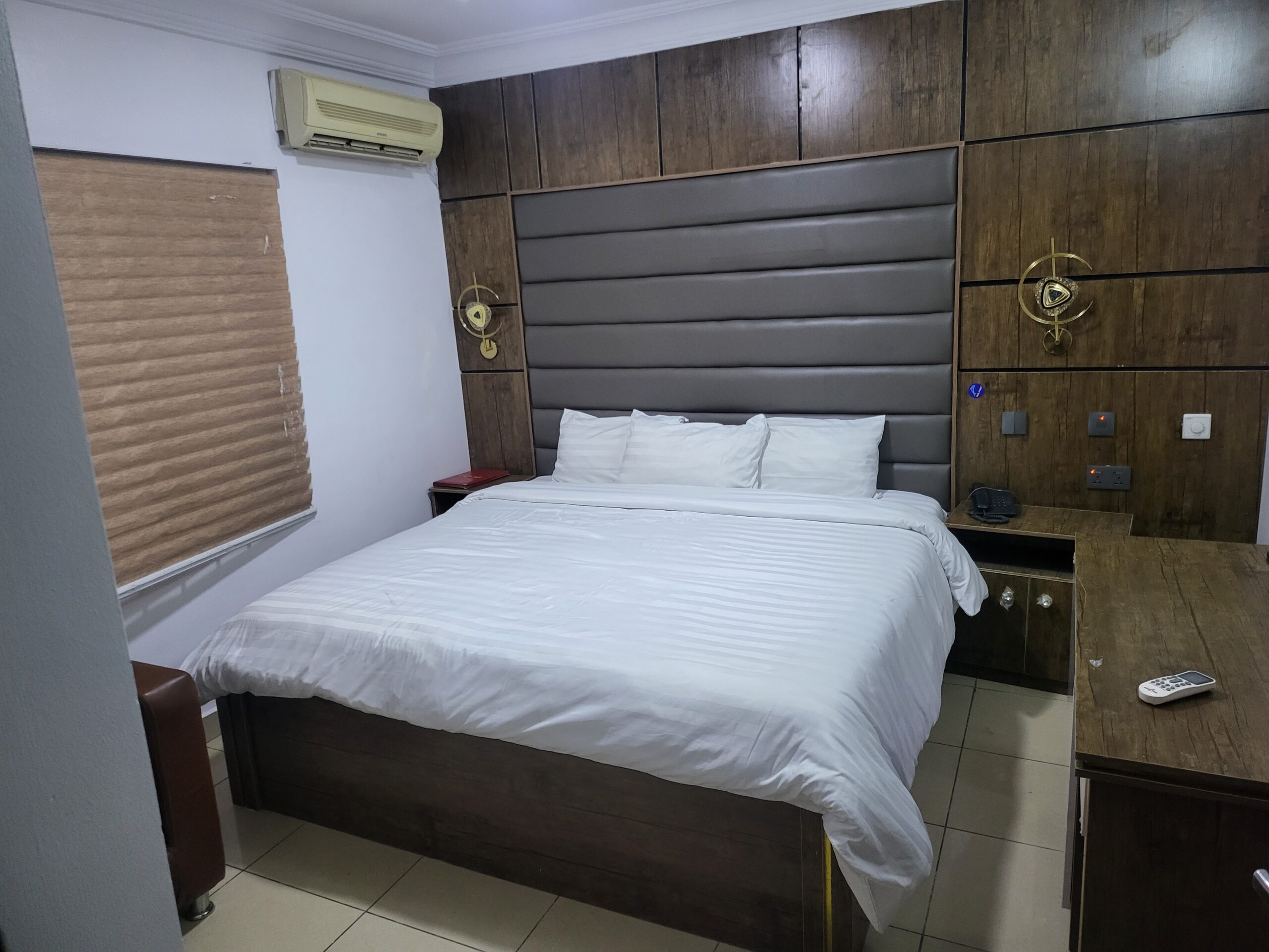 /web/uploads/116/Jeromes Garden and suites/room-photos/Deluxe Room/deluxe.jpg2.jpg
